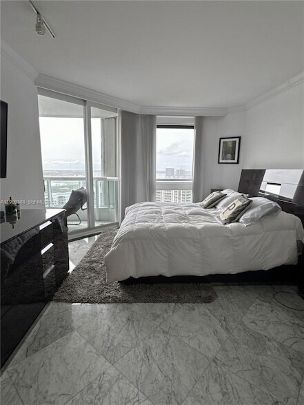 Building Photo - 21055 Yacht Club Dr