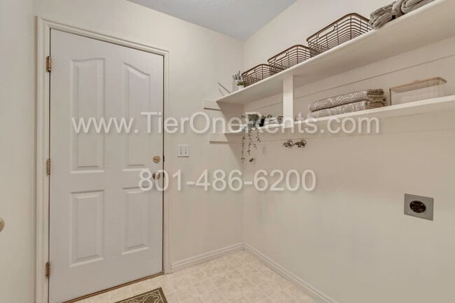 Building Photo - This property offers a NO DEPOSIT option available wit Obligo!