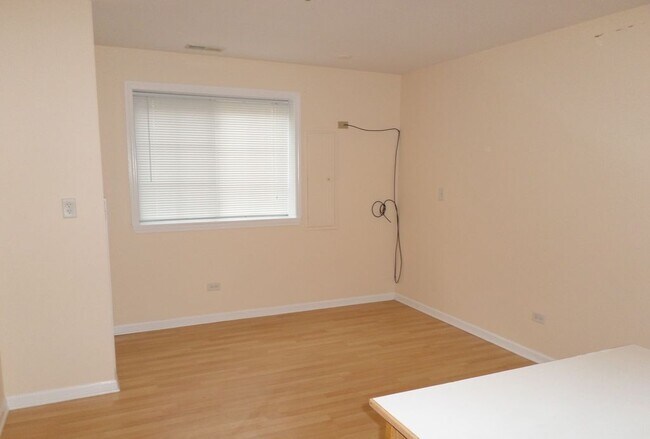 Building Photo - 183 E River Rd