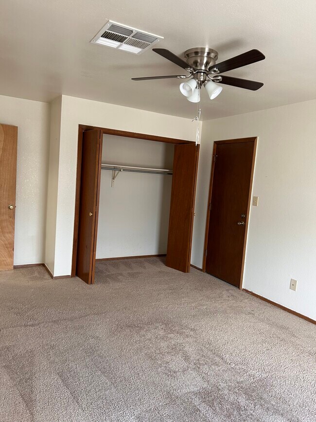 Building Photo - 2640 Fairway Dr