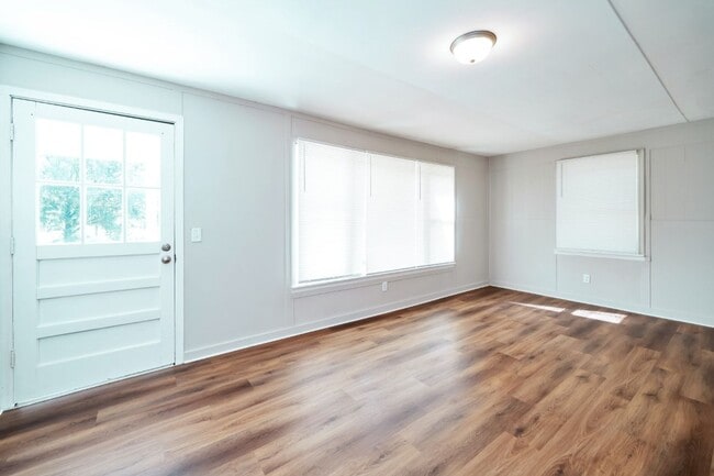 Building Photo - Newly Renovated 4BR Home- Move in Ready!