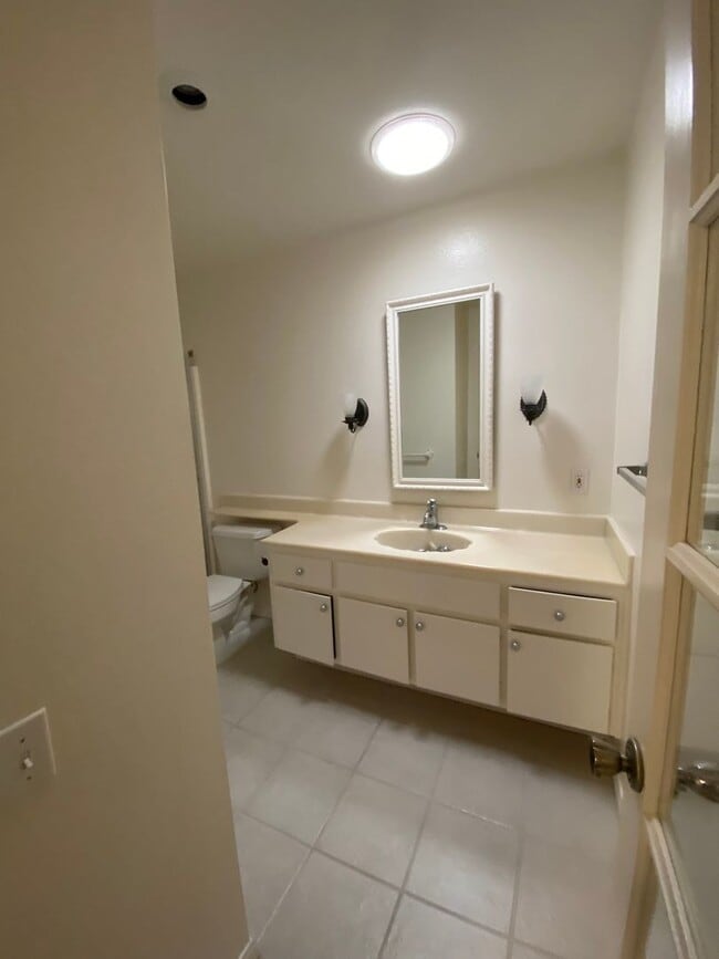 Building Photo - Beautiful 3 bed, 2 bath Townhome close to USD and Mission Valley!