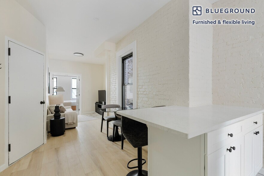 Building Photo - 251 W 18th St