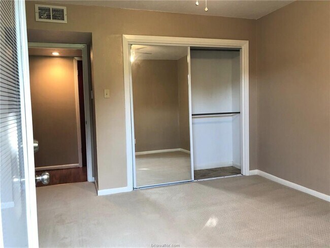 Building Photo - 1527 Wolf Run