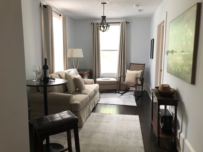 Building Photo - 400 Elizabeth St