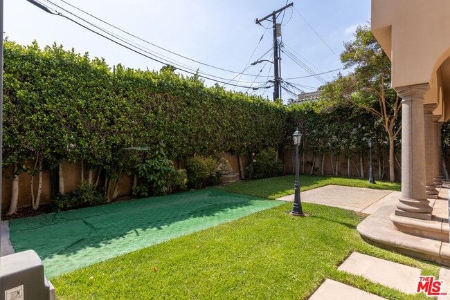 Building Photo - 120 S Almont Dr