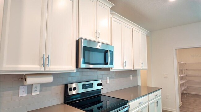 Building Photo - 6366 Lakepine St