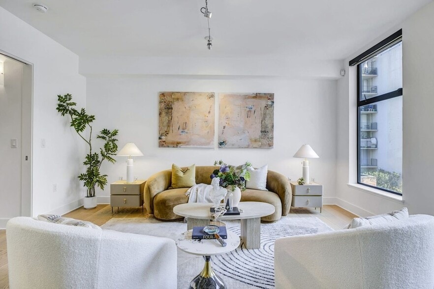 Building Photo - 1080 Sutter St