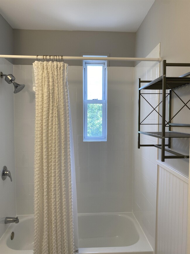 Building Photo - 734 Adams St