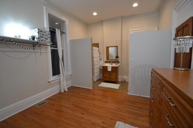Building Photo - Beautiful Apartment Near Downtown Delaware
