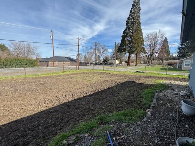 Building Photo - 4 BEDROOM HOME INCLUDES SEPARATE GUEST QUARTERS -FURNISHED OR UNFURNISHED- TONS OF PARKING