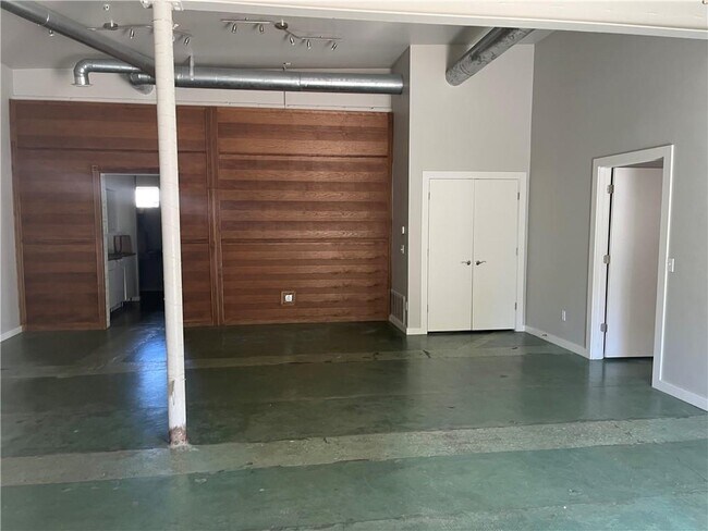 Building Photo - 1609 N Blackwelder Ave