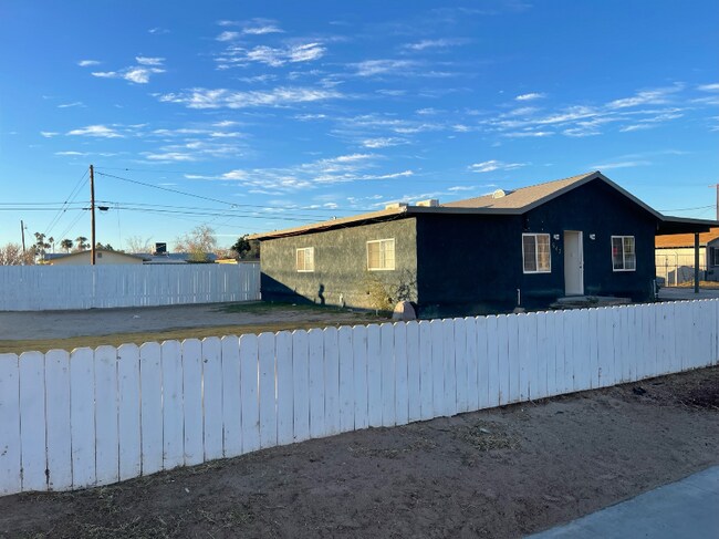 Primary Photo - 542 E Barnard St