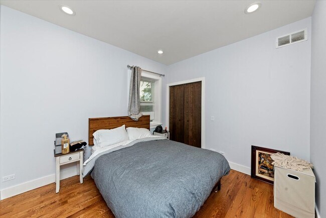 Building Photo - 4912 N Washtenaw Ave