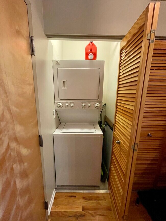 Building Photo - 6 S Laflin St