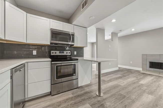 Building Photo - 935 La Posada Dr