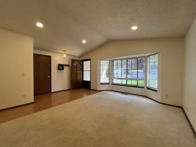 Building Photo - 4825 SW Marigold St