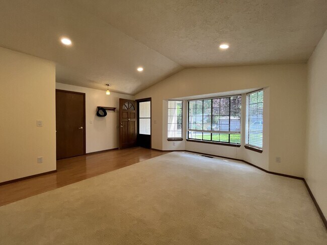 Building Photo - Comfortable Single-Level Living in Southwest Portland with Vaulted Ceilings, Spacious Backyard & ...