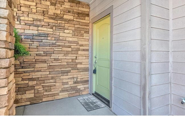 Building Photo - Your Ideal Haven Awaits!