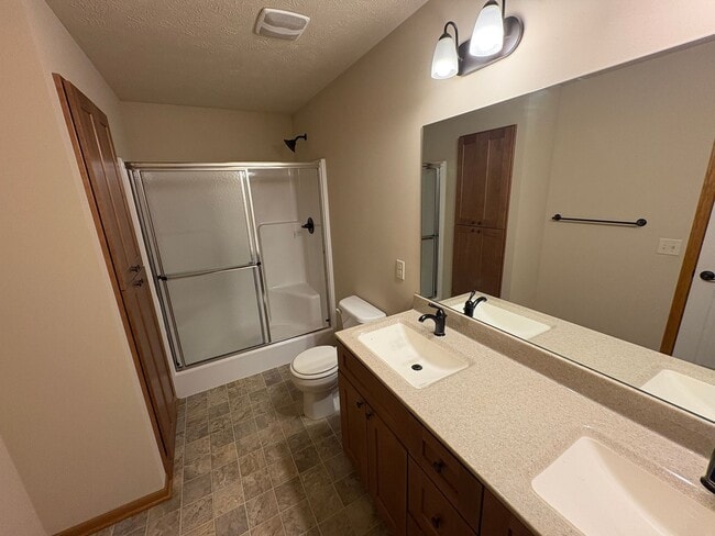 Building Photo - Townhome in Southeast Lincoln