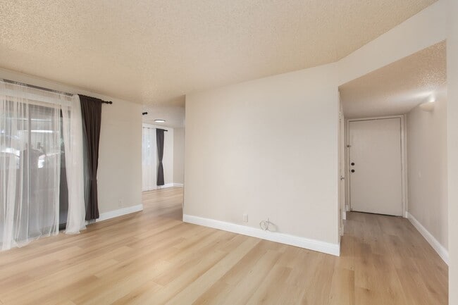 Building Photo - Remodeled 2nd floor unit in gated NW community