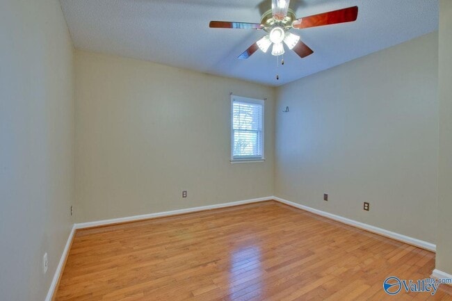 Building Photo - 3018 Live Oak Ln SW