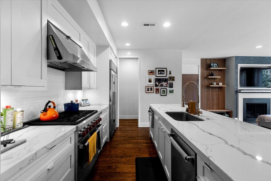 Building Photo - 1301 W Diversey Pky