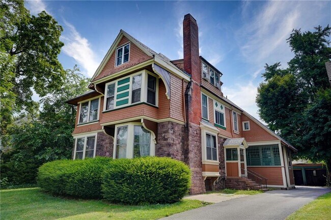 Primary Photo - 330 Oxford St