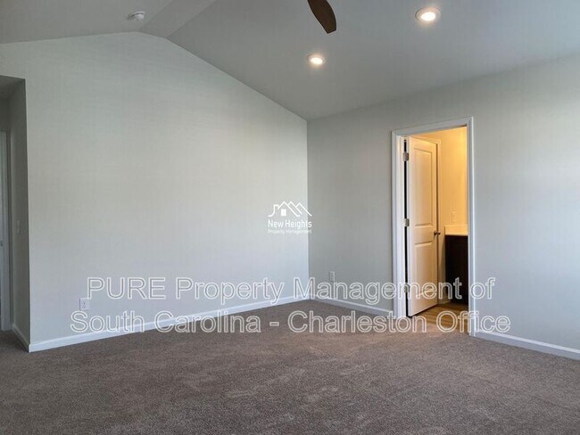 Building Photo - 2641 Alamanda Dr