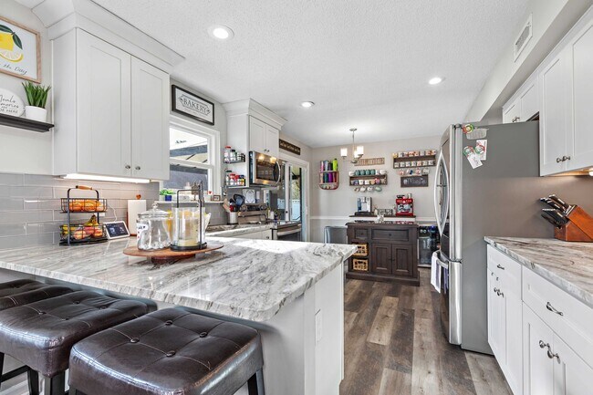 Building Photo - Cox High school! Close to Beach, Base, sho...