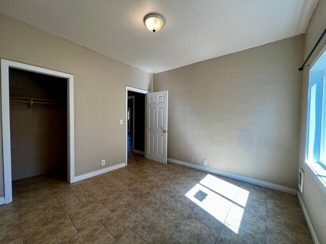 Building Photo - 916 S 11th Ave