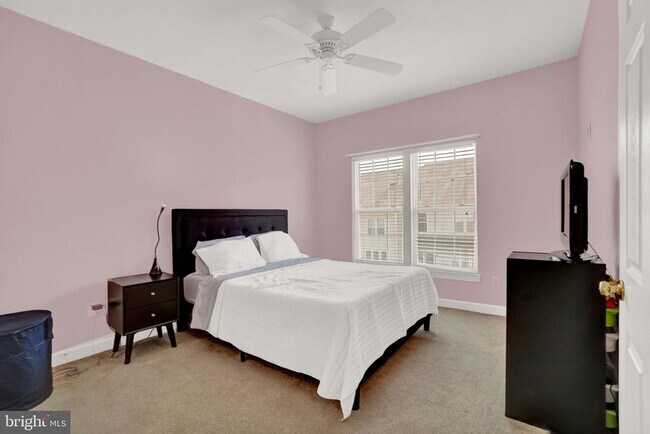 Building Photo - 2460 Eastbourne Dr