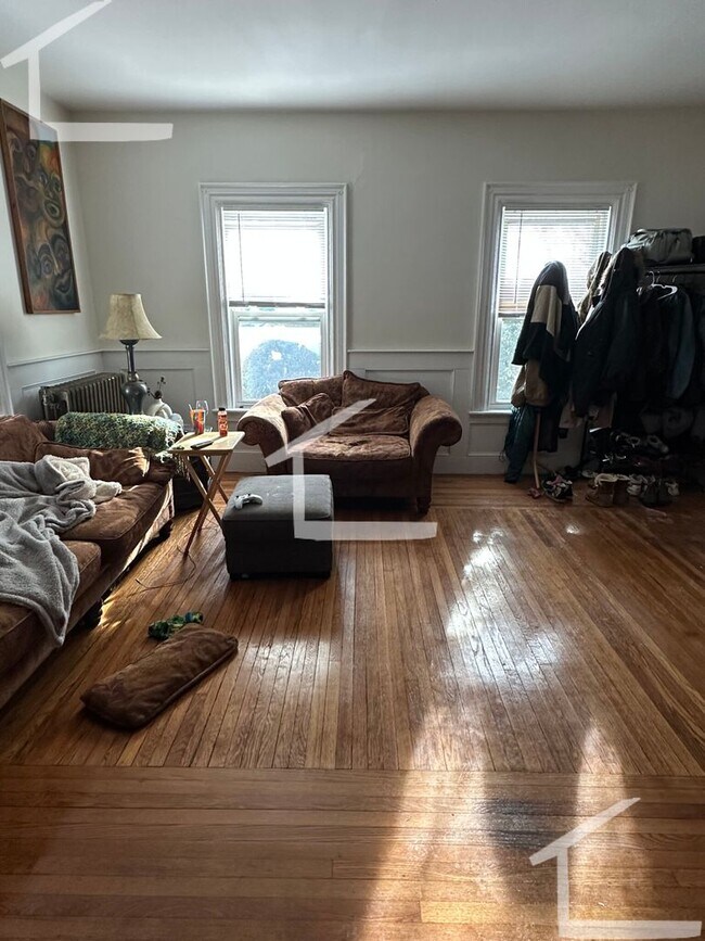 Building Photo - Great 4 Bed Available Sept 1 (minutes form the Green Line)