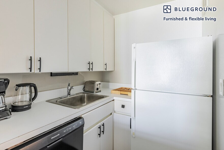 Building Photo - 3450 N Lake Shore Dr