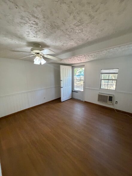 Building Photo - 209 Strawberry Ln