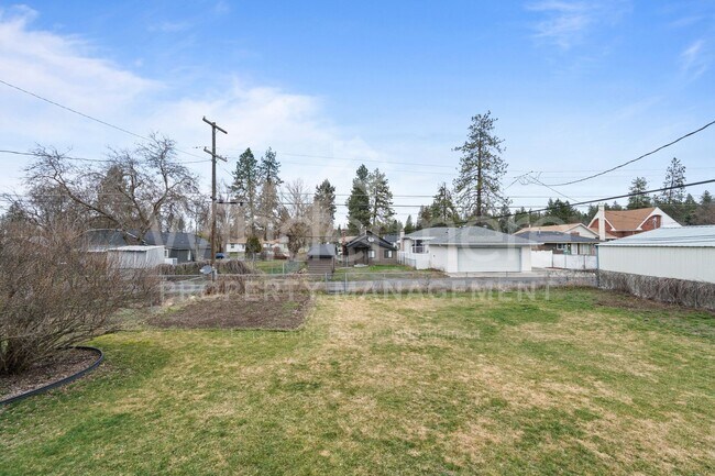 Building Photo - Beautiful Family Home ! Spring Special !! 50% Off first months rent.