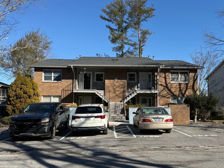 Building Photo - 104 Meadow Park Ln