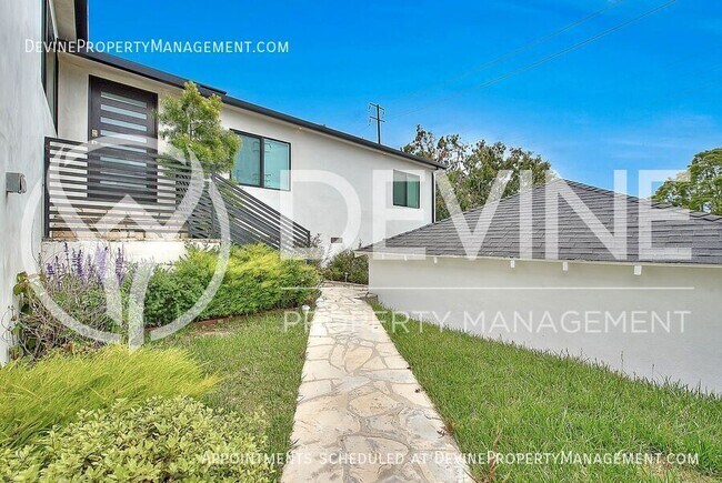 Building Photo - 3026 Greenfield Ave