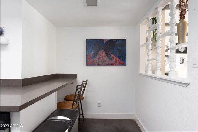 Building Photo - 2516 E 5th Pl