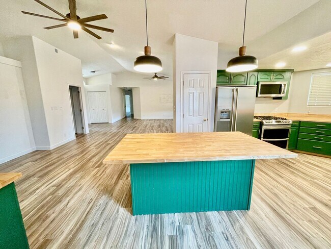 Building Photo - Updated and Pet Friendly Three Bedroom Home