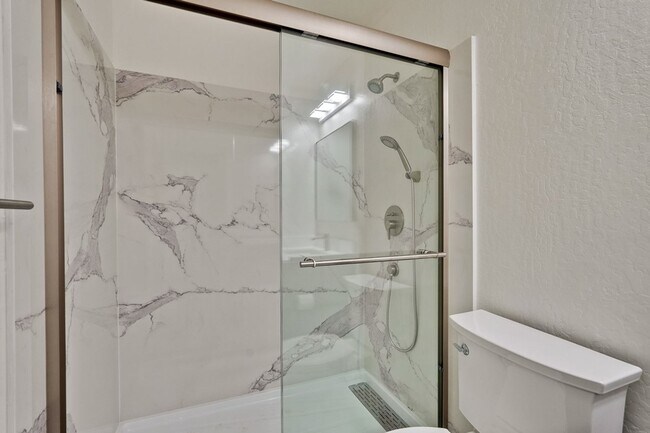 Building Photo - 2 bed 2 bath condo