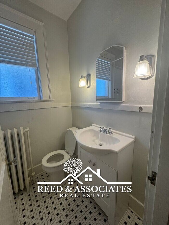 Building Photo - Spacious: 3 Bedroom in Colonial - Yorkshire!