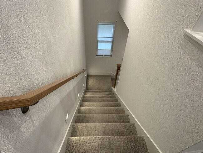 Building Photo - Modern 3BR/3BA Townhome in Prime Mountain View Location