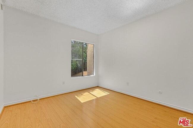 Building Photo - 18350 Hatteras St