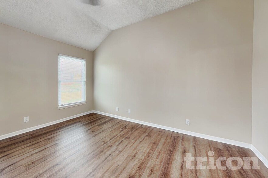 Building Photo - 16033 S Ocheltree St