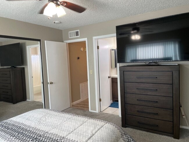 Building Photo - Furnished, ground floor unit! Move in ready.