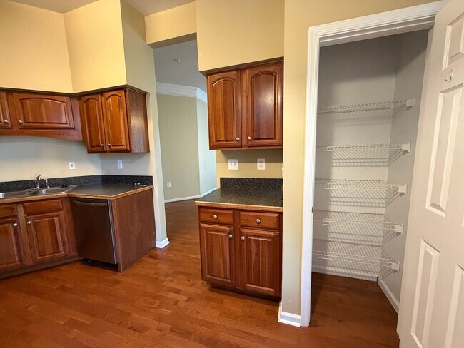 Building Photo - 810 Beverley Dr