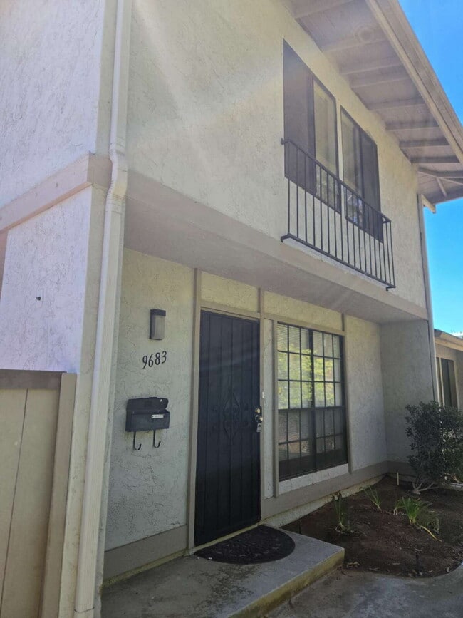 Building Photo - Spacious 3-bed, 2-bath condo is located in the heart of UTC, right on the UCSD bus line! It featu...
