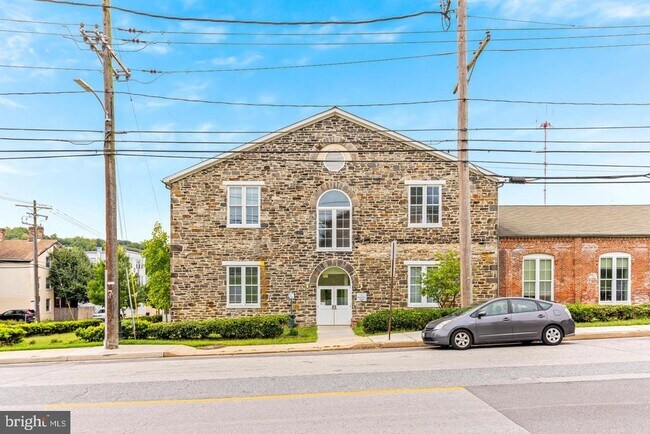 Building Photo - 1750 Union Ave