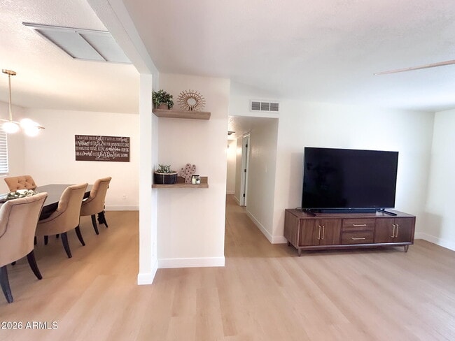 Building Photo - 1126 W Oxford Dr